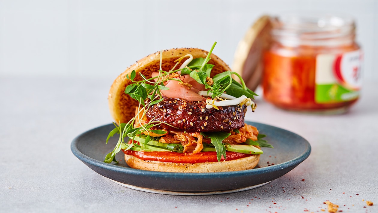 Vegetarische ‘spicy’ kimchee burger met avocado